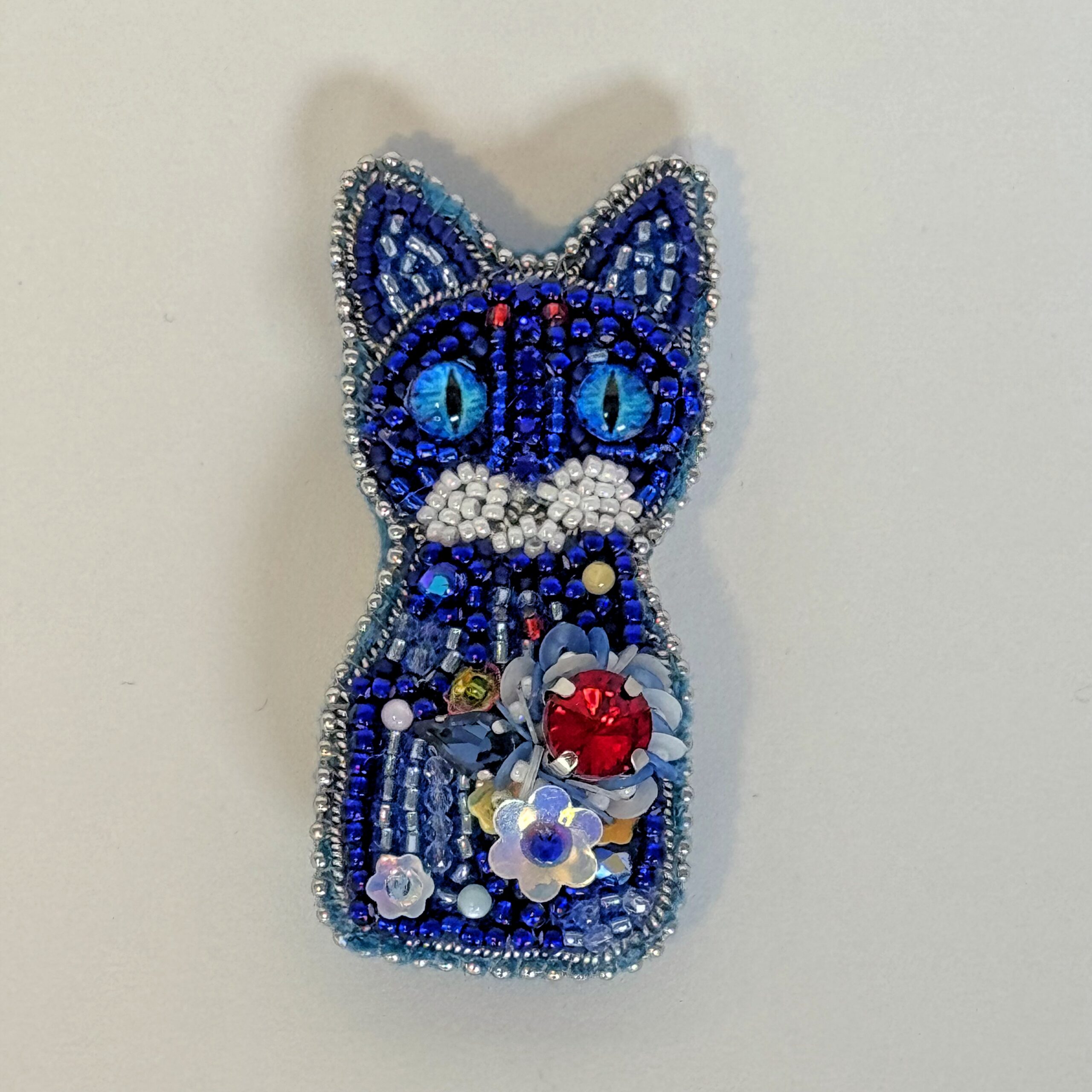 Brooch cat, Handmade Blue Cat Brooch, Beaded Cat Brooch, Hand Embroidered Animal Jewelry, Gift for Cat Lovers, Embroidered Brooch cat, Whimsical Cat Brooch, Sparkling Blue Brooch — view 2