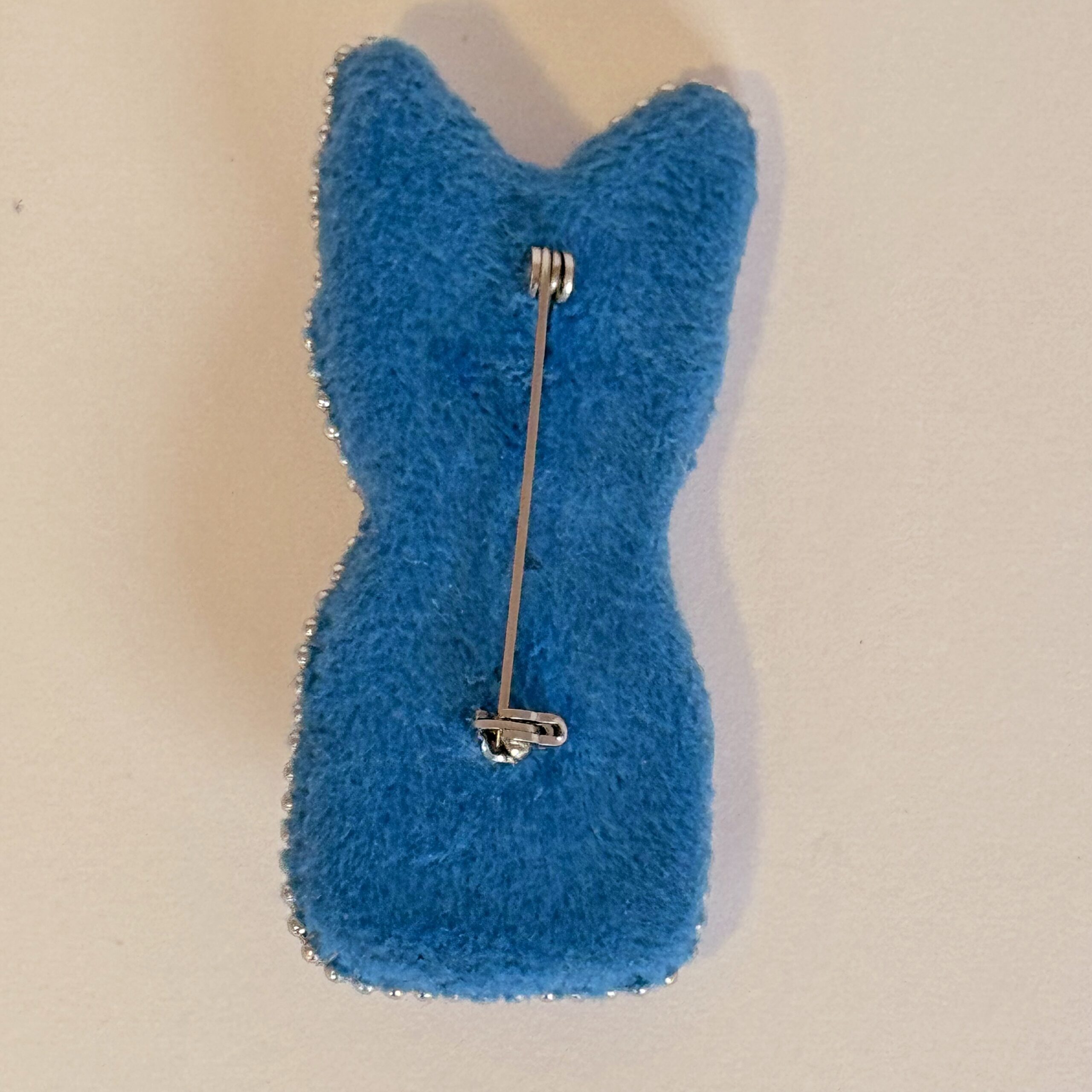 Brooch cat, Handmade Blue Cat Brooch, Beaded Cat Brooch, Hand Embroidered Animal Jewelry, Gift for Cat Lovers, Embroidered Brooch cat, Whimsical Cat Brooch, Sparkling Blue Brooch — view 4