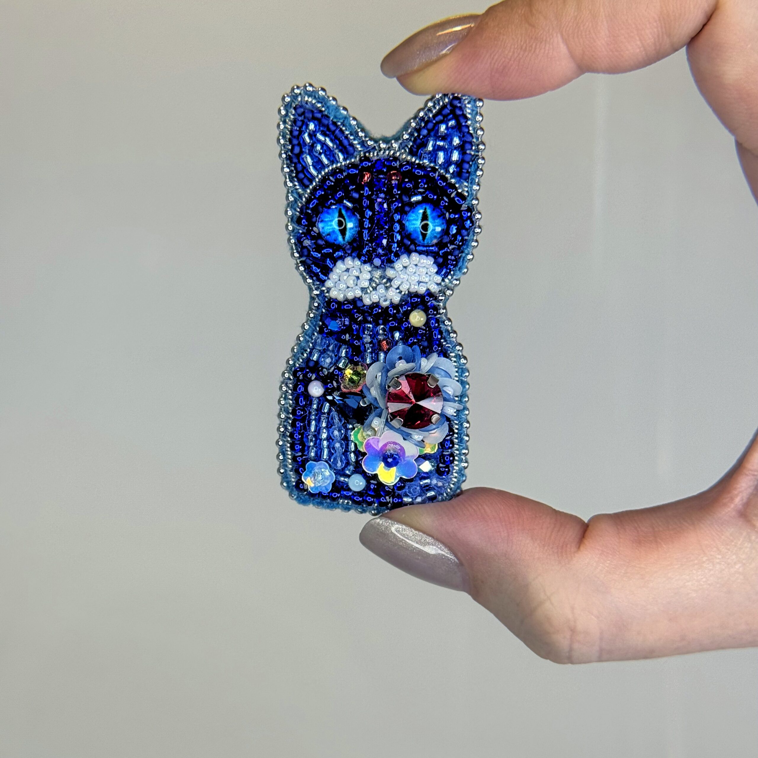 Brooch cat, Handmade Blue Cat Brooch, Beaded Cat Brooch, Hand Embroidered Animal Jewelry, Gift for Cat Lovers, Embroidered Brooch cat, Whimsical Cat Brooch, Sparkling Blue Brooch — view 5